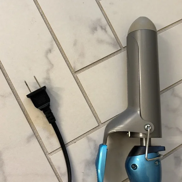 BaBylissPRO Nano Titanium 1½” Spring Curling Iron - Picture 9 of 10